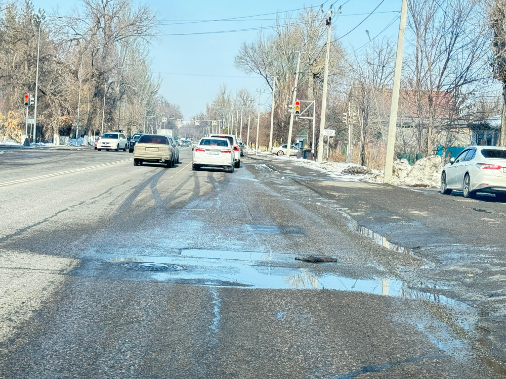 Жетісулықтар бүлінген жолды брусчаткамен жамап жүр