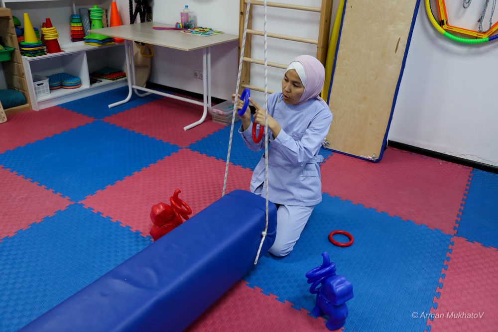 “Ешкім балам мүгедек болсын демейді”: Ерекше егіз баланы тәрбиелеп отырған қайсар ана