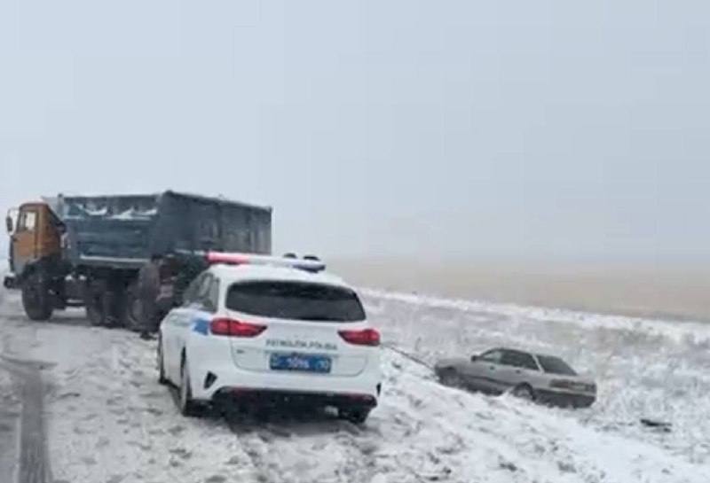 Қолайсыз ауа райы: Қостанайда полиция жол жиегіне түсіп кеткен 9 автокөлікті шығарды
