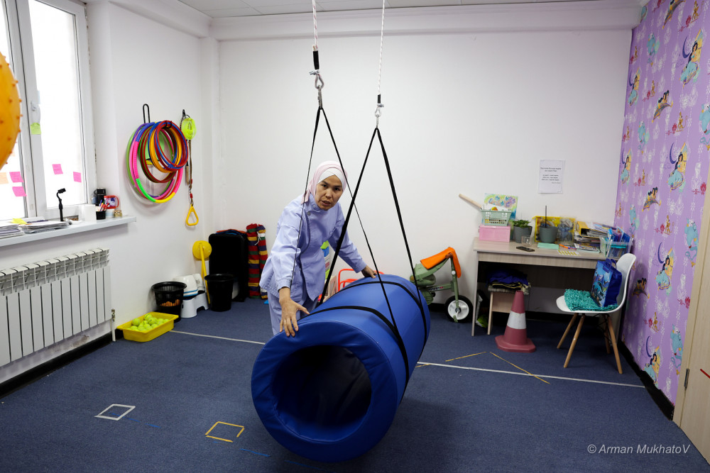 “Ешкім балам мүгедек болсын демейді”: Ерекше егіз баланы тәрбиелеп отырған қайсар ана