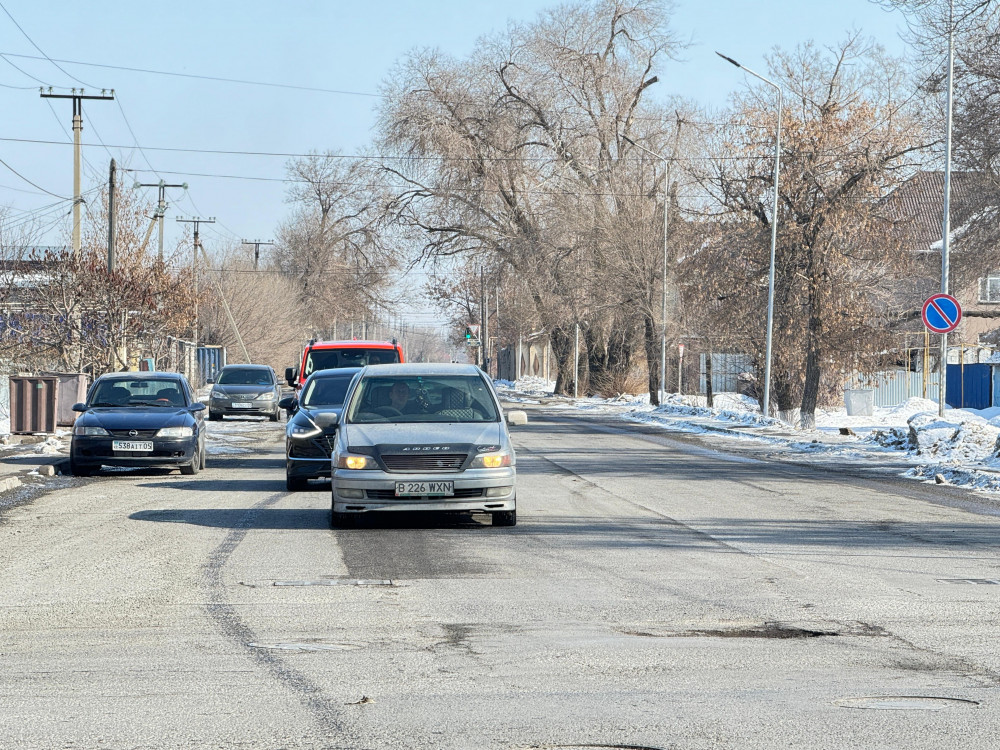 Жетісулықтар бүлінген жолды брусчаткамен жамап жүр