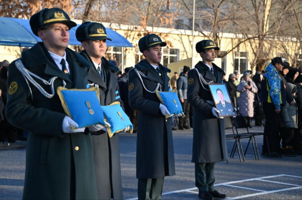 Ақтөбеде оқу-жаттығу кезінде қаза тапқан ұшқышты соңғы сапарға шығарып салды