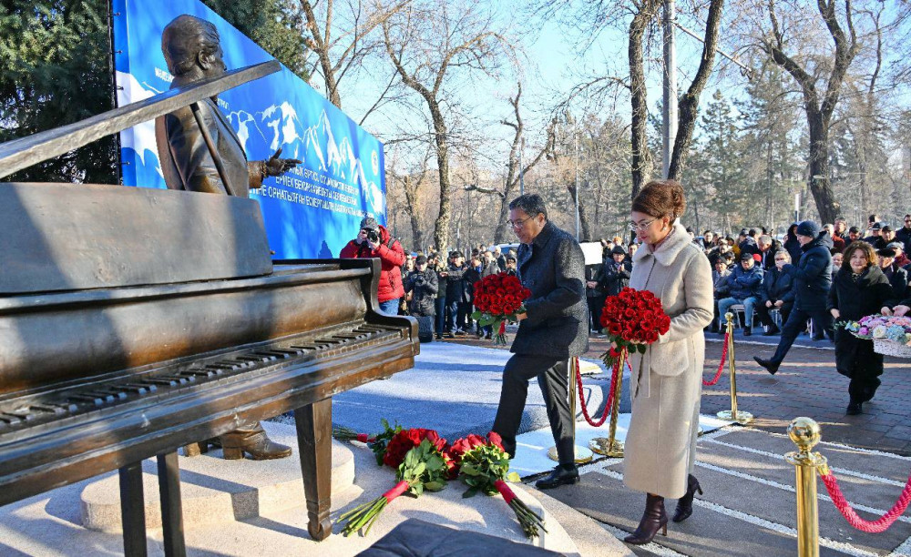 Алматыда Ермек Серкебаевтың ескерткіші ашылды