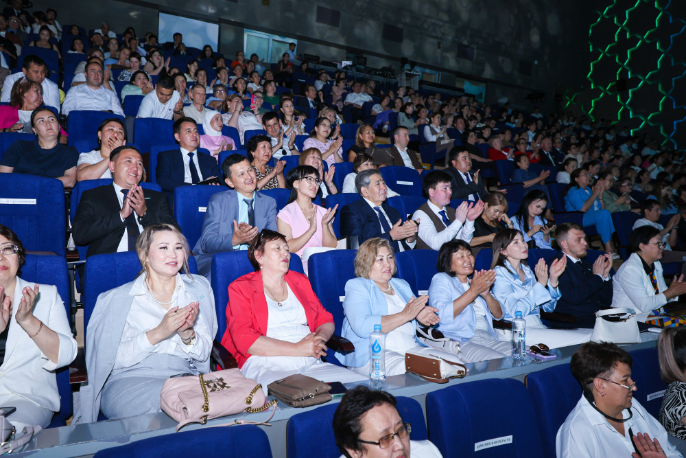 “Сіздер – бейбіт күннің батырларысыздар”: Қошанов медицина қауымдастығымен кездесті