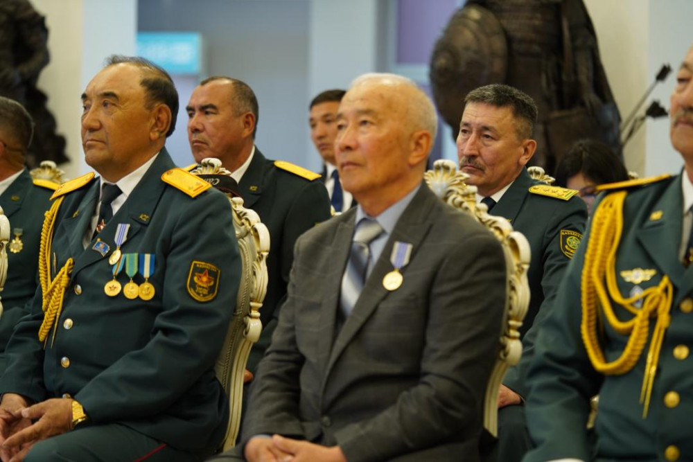 Министр әскери және технологиялық дайындық пәні мұғалімдерін марапаттады