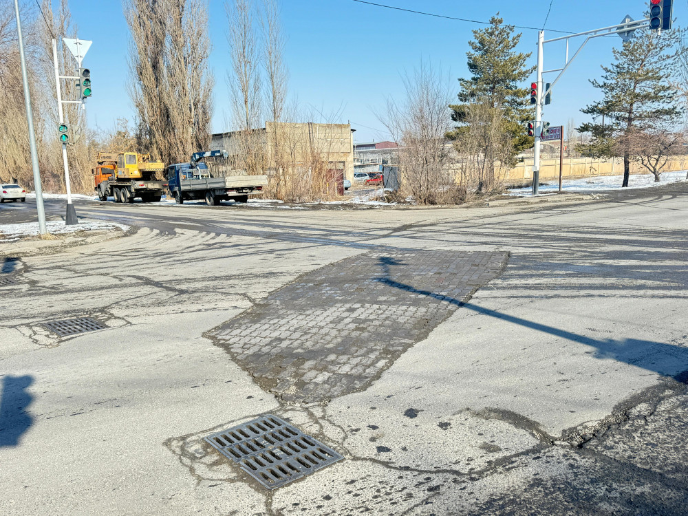 Жетісулықтар бүлінген жолды брусчаткамен жамап жүр