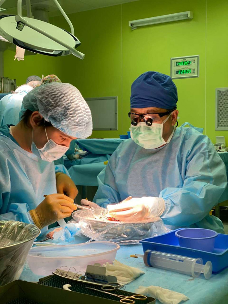 Трансплантолог: 9-10 сағаттап операция үстелінде тұрғанда әкем келіп күш бергендей болады