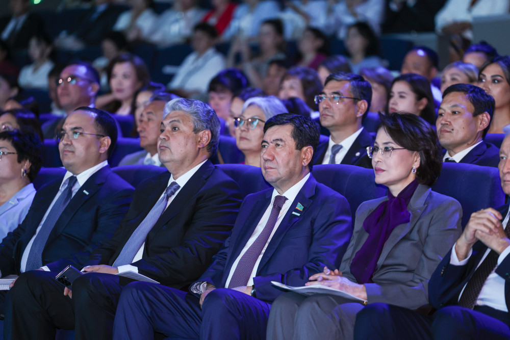 “Сіздер – бейбіт күннің батырларысыздар”: Қошанов медицина қауымдастығымен кездесті