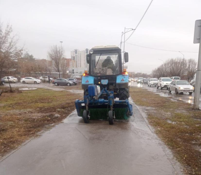 Астанада жолдар мен тротуарларға құм-тұз қоспасы себіледі