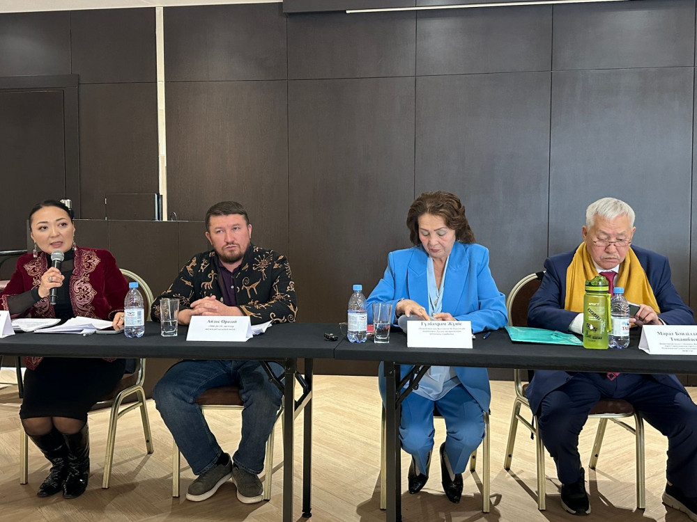 “ЛГБТ насихатына жол жоқ”: Алматыда белсенділер мәжілісте көтерілген заңға қолдау білдірді