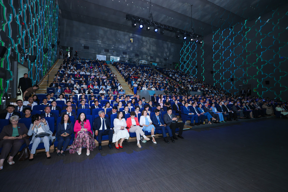 “Сіздер – бейбіт күннің батырларысыздар”: Қошанов медицина қауымдастығымен кездесті