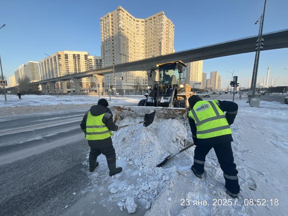 Астанада қар күреу: бір түнде қаладан 53 мың текше метрден астам қар шығарылды