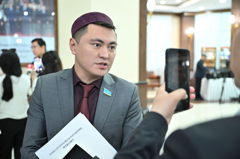 Оқушыдан депутатқа дейін: Республика күні сіз үшін қандай мереке?