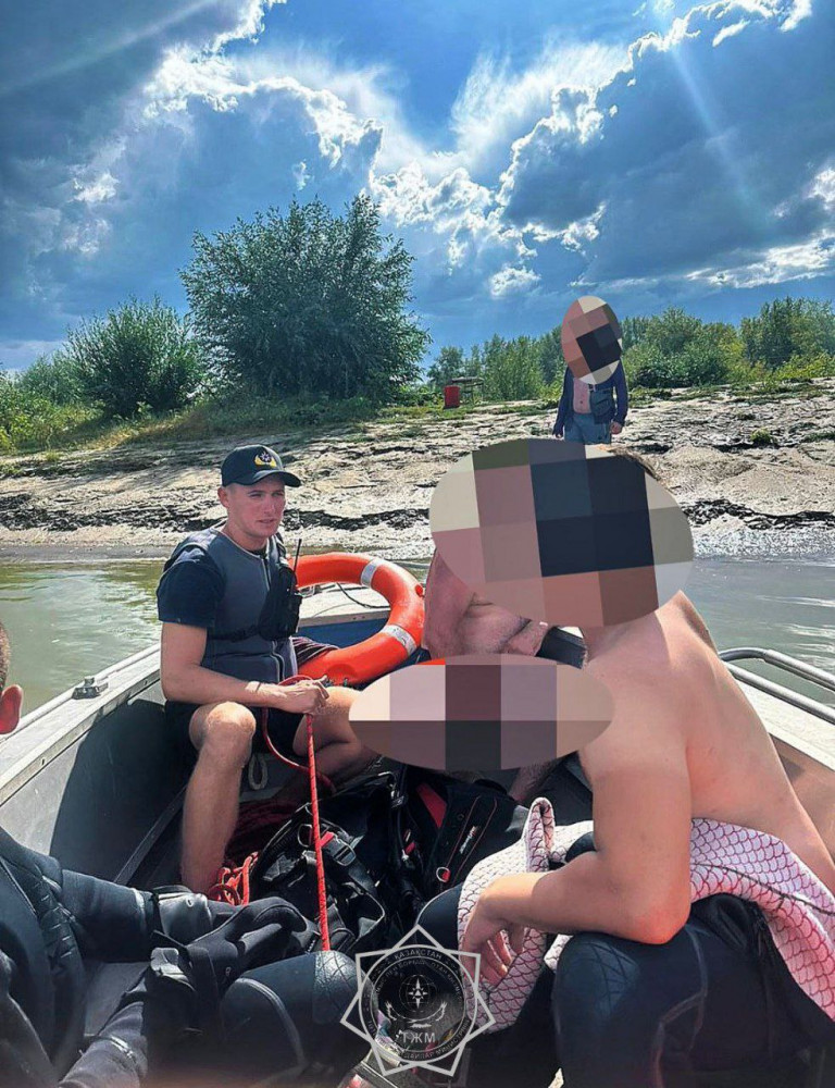 Ертіс өзенінде балықшылар қайықтан аударылып кетті