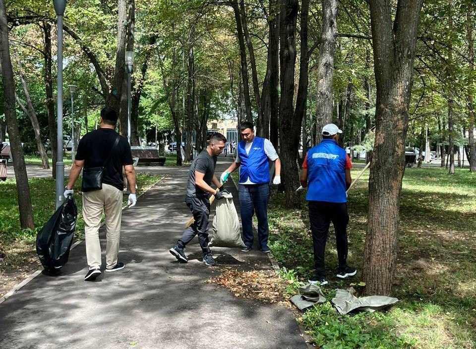 «Таза Қазақстан»: Алматыда 200 адам қатысқан экологиялық сенбілік өтті