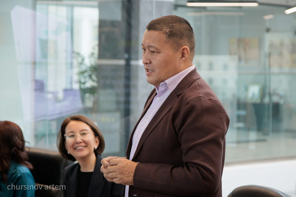 "Байлыққа алданған жас әйел өкініші": “Қисық дүние” кітабының тұсаукесері өтті