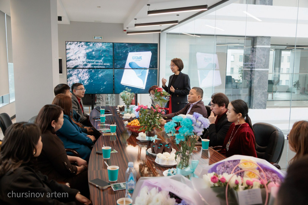 "Байлыққа алданған жас әйел өкініші": “Қисық дүние” кітабының тұсаукесері өтті