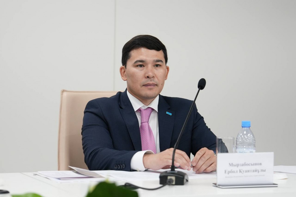 Министр кәсіби мереке қарсаңында спорт ардагерлерімен кездесті