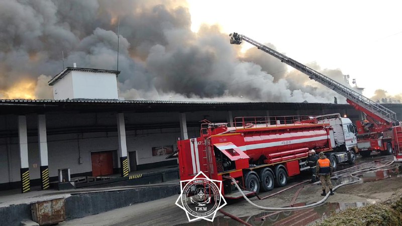 Алматыда қойма өртеніп жатыр