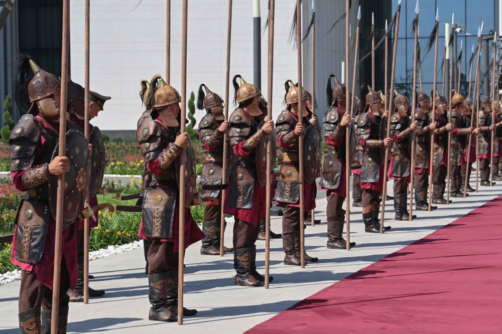 Қазақстан Президентін Қырғызстанда салтанатты түрде қарсы алды