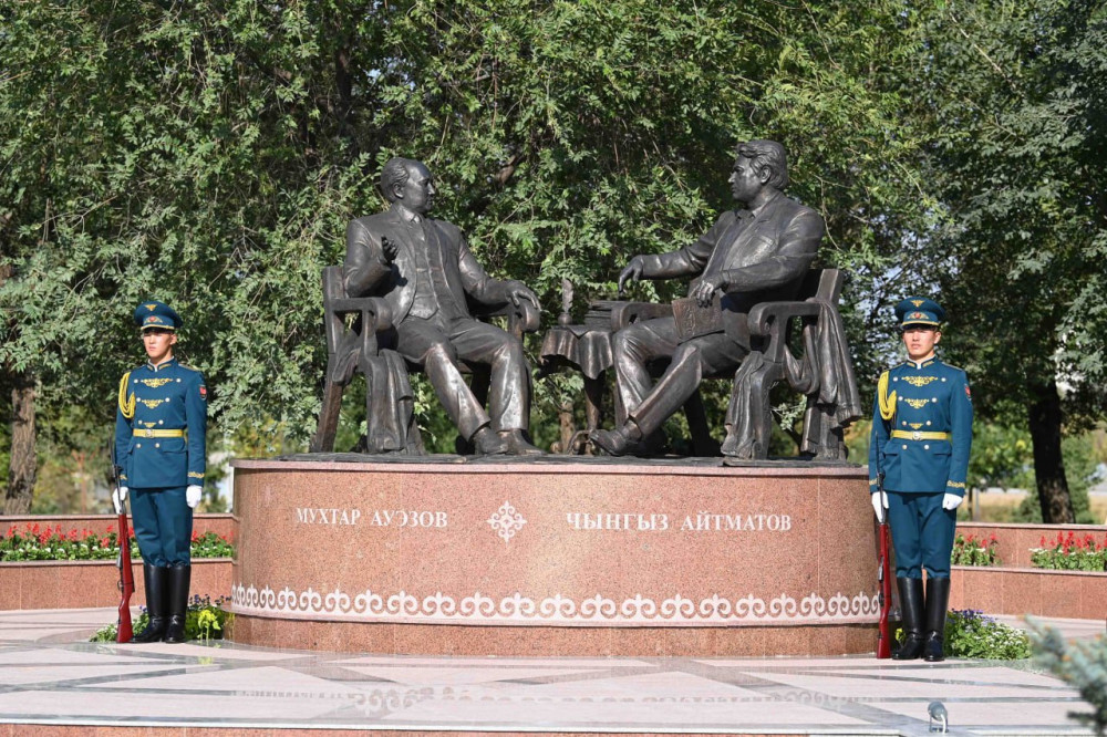 Қазақстан мен Қырғызстан президенттері "Достықтың алтын көпірі" ескерткішін ашты