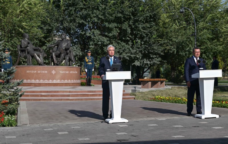 Қазақстан мен Қырғызстан президенттері "Достықтың алтын көпірі" ескерткішін ашты