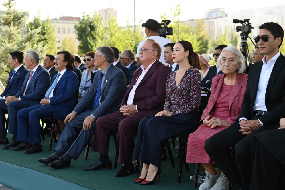 Қазақстан мен Қырғызстан президенттері "Достықтың алтын көпірі" ескерткішін ашты