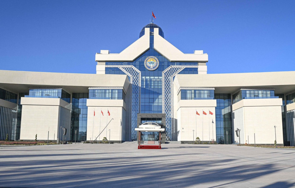 Мемлекет басшысын «Ынтымак Ордо» резиденциясында Садыр Жапаров күтіп алды