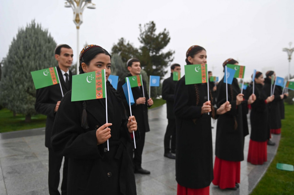 Тоқаев Түрікменстандағы Бейтараптық монументіне гүл шоғын қойды