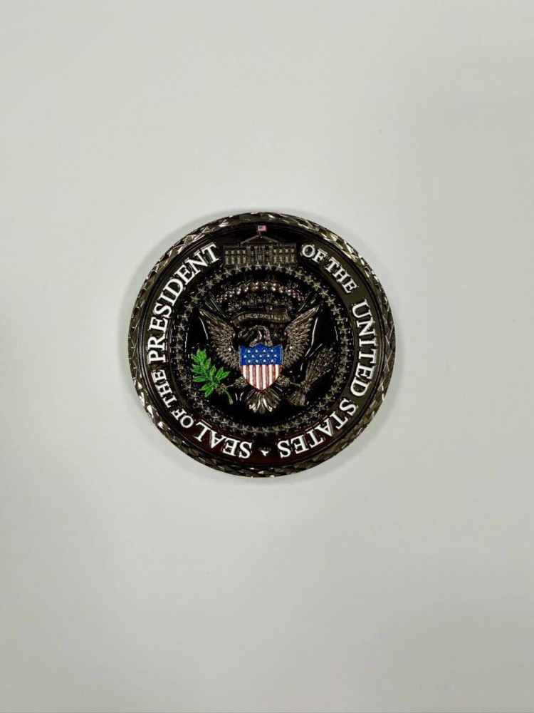 Дональд Трамп Қасым-Жомарт Тоқаевқа Ақ үйдің символикалық кілтін сыйға тартты