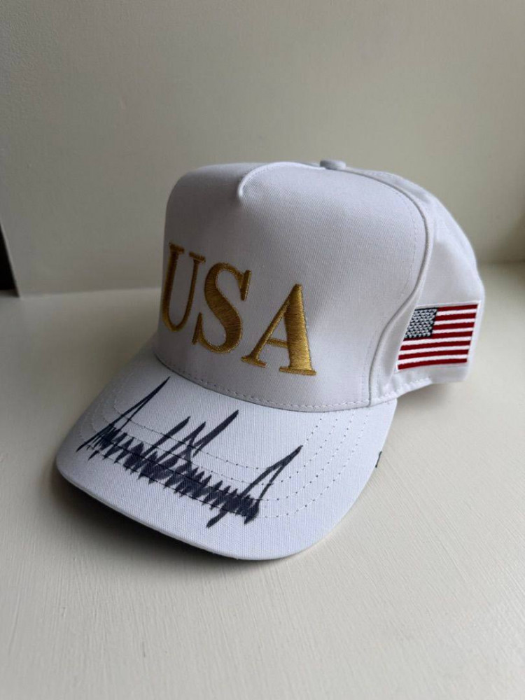 Дональд Трамп Қасым-Жомарт Тоқаевқа Ақ үйдің символикалық кілтін сыйға тартты