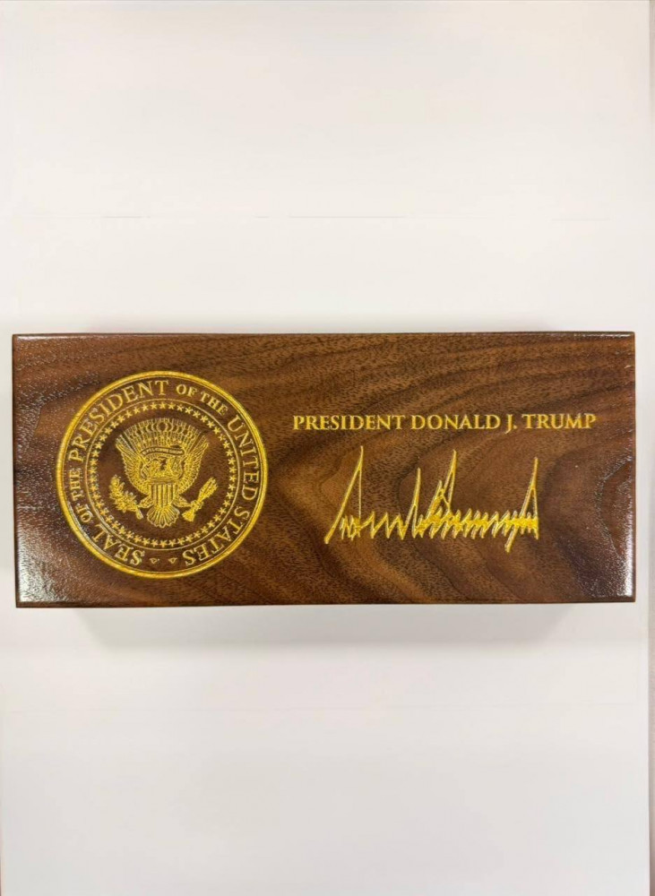 Дональд Трамп Қасым-Жомарт Тоқаевқа Ақ үйдің символикалық кілтін сыйға тартты