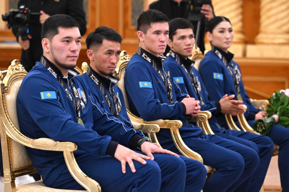 Тоқаев әлем чемпиондарын марапаттады: Әнұранымыз жеті рет шырқалған тарихи жеңіс