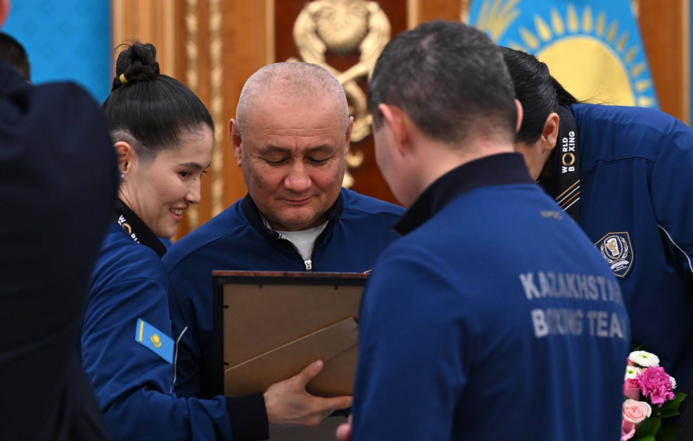 Президент әлем чемпионатында топ жарған боксшылар мен бапкерлерді марапаттады