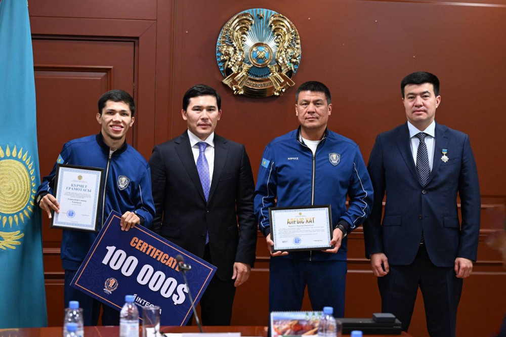 Әлем чемпиондарына құрмет: Қазақстан боксшылары марапатталды