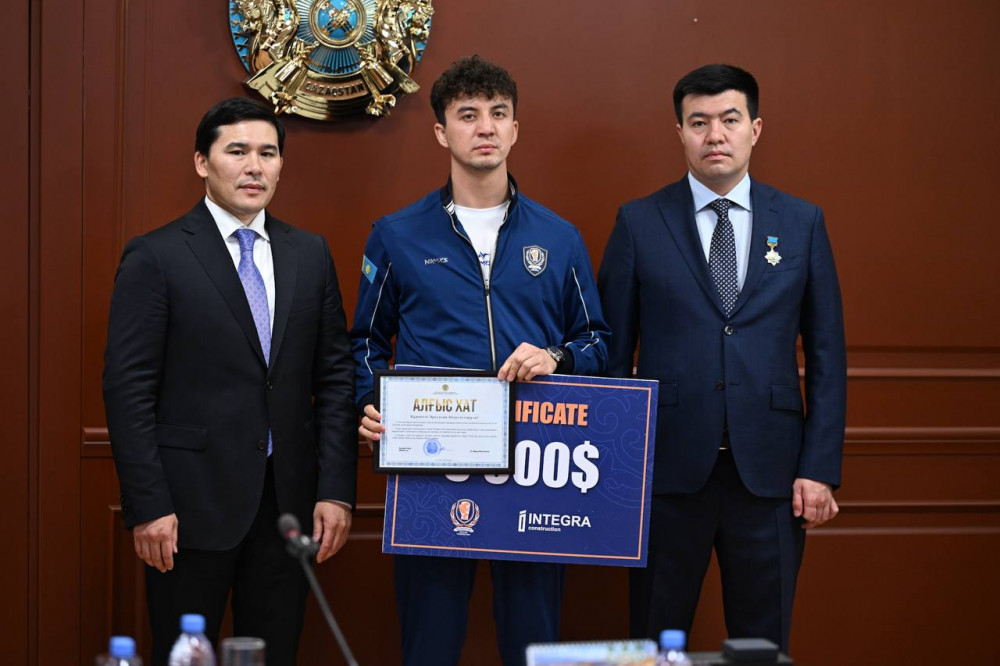 Әлем чемпиондарына құрмет: Қазақстан боксшылары марапатталды