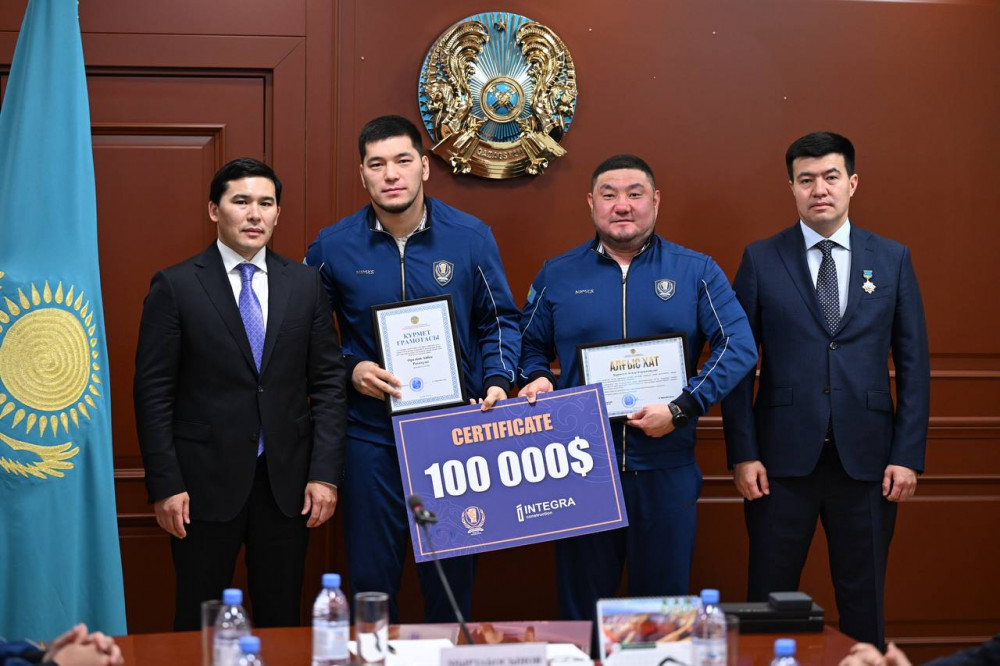 Әлем чемпиондарына құрмет: Қазақстан боксшылары марапатталды