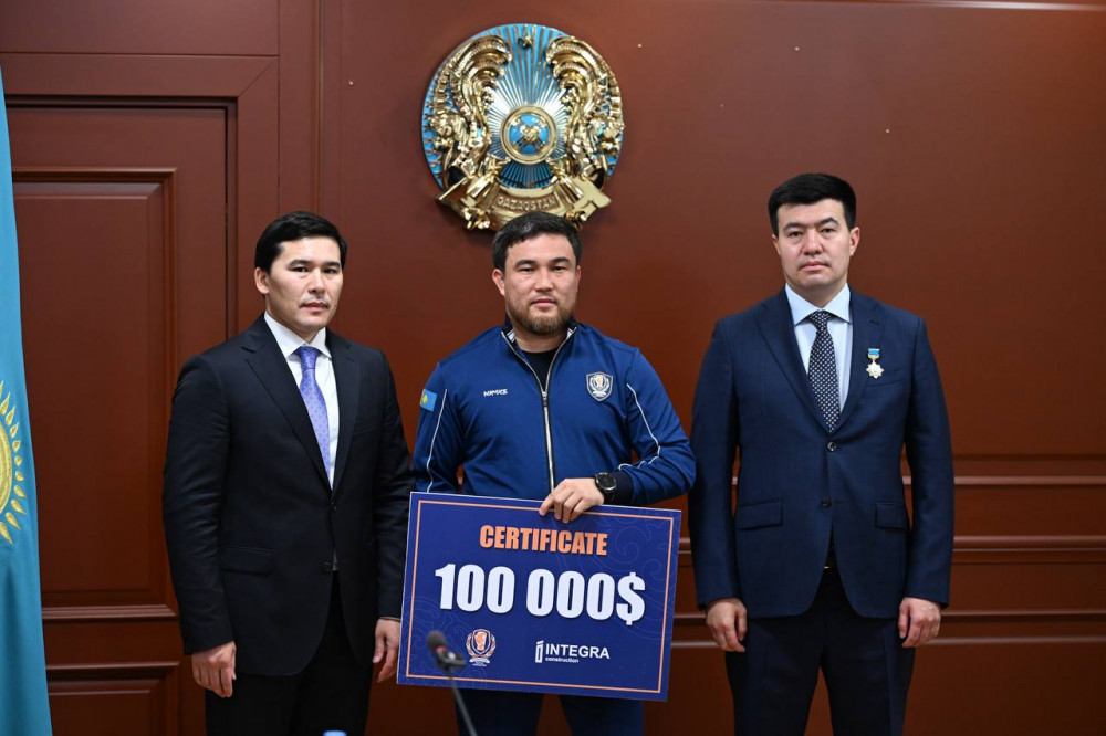 Әлем чемпиондарына құрмет: Қазақстан боксшылары марапатталды