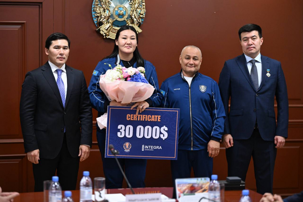 Әлем чемпиондарына құрмет: Қазақстан боксшылары марапатталды