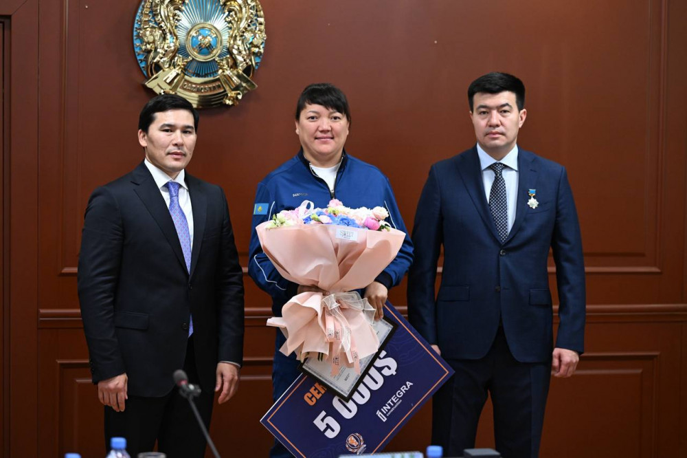 Әлем чемпиондарына құрмет: Қазақстан боксшылары марапатталды