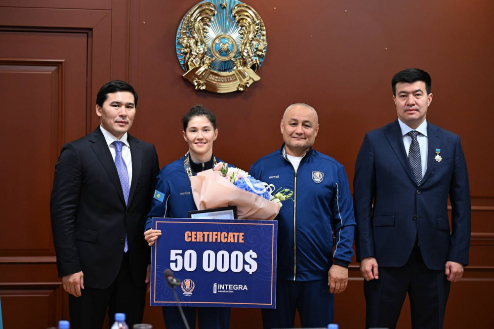 Әлем чемпиондарына құрмет: Қазақстан боксшылары марапатталды