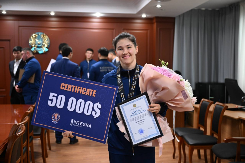 Әлем чемпиондарына құрмет: Қазақстан боксшылары марапатталды