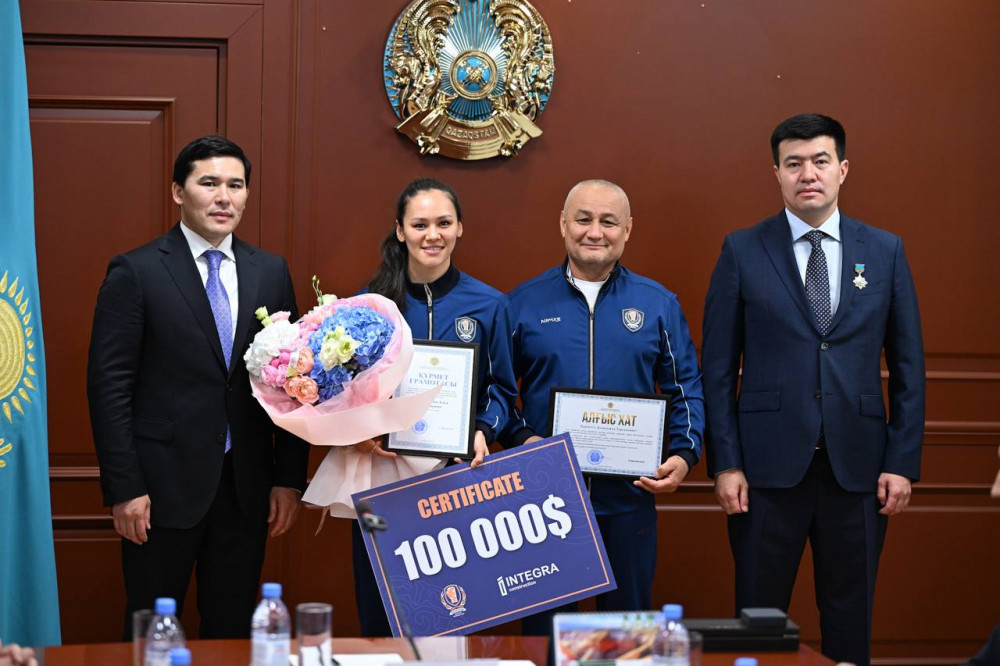 Әлем чемпиондарына құрмет: Қазақстан боксшылары марапатталды