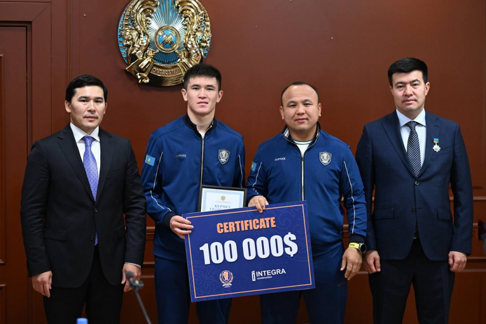 Әлем чемпиондарына құрмет: Қазақстан боксшылары марапатталды