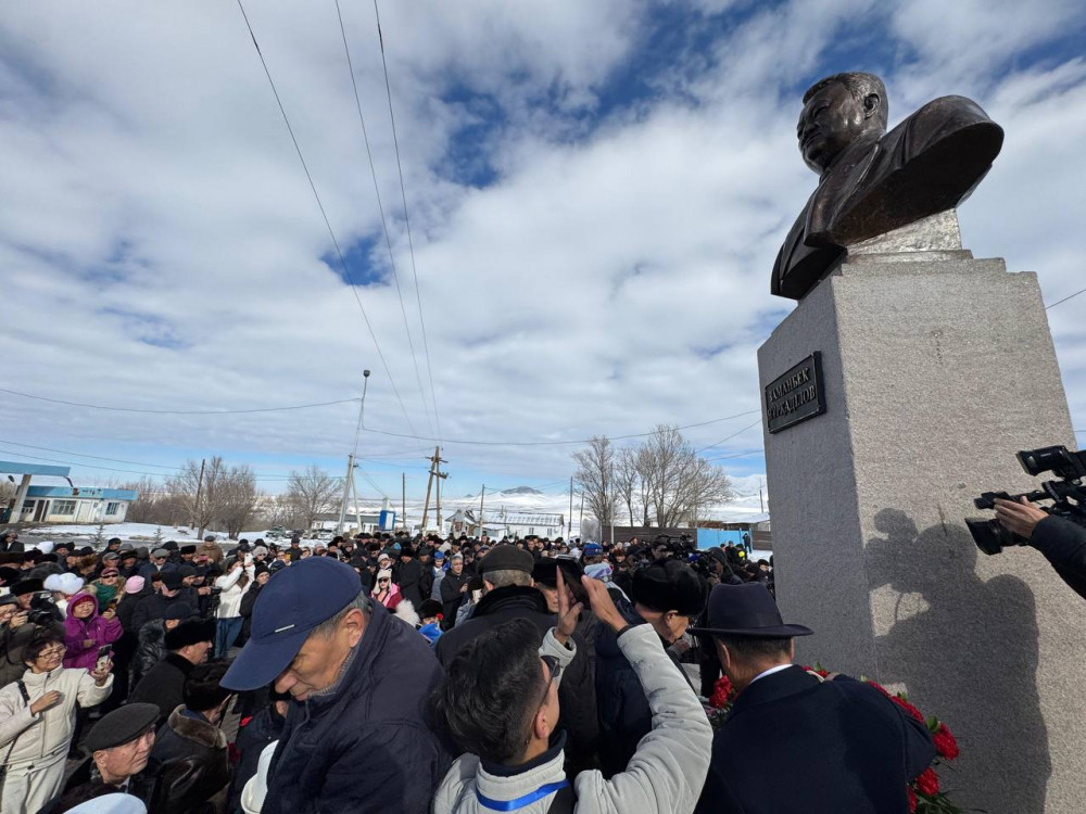 Заманбек Нұрқаділовке арналған ескерткіш ашылды