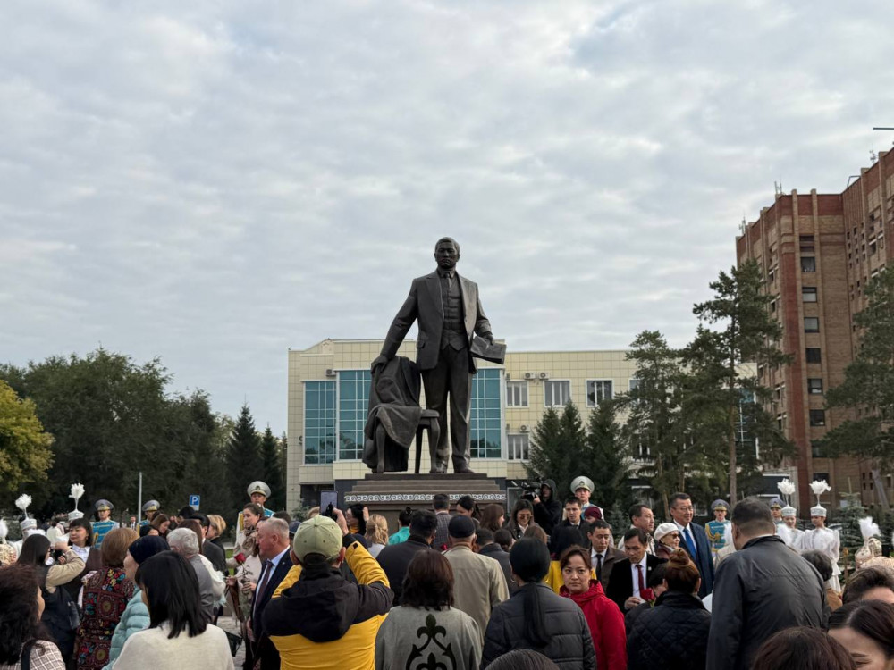 Қостанайда Міржақып Дулатұлына алғашқы ескерткіш орнатылды