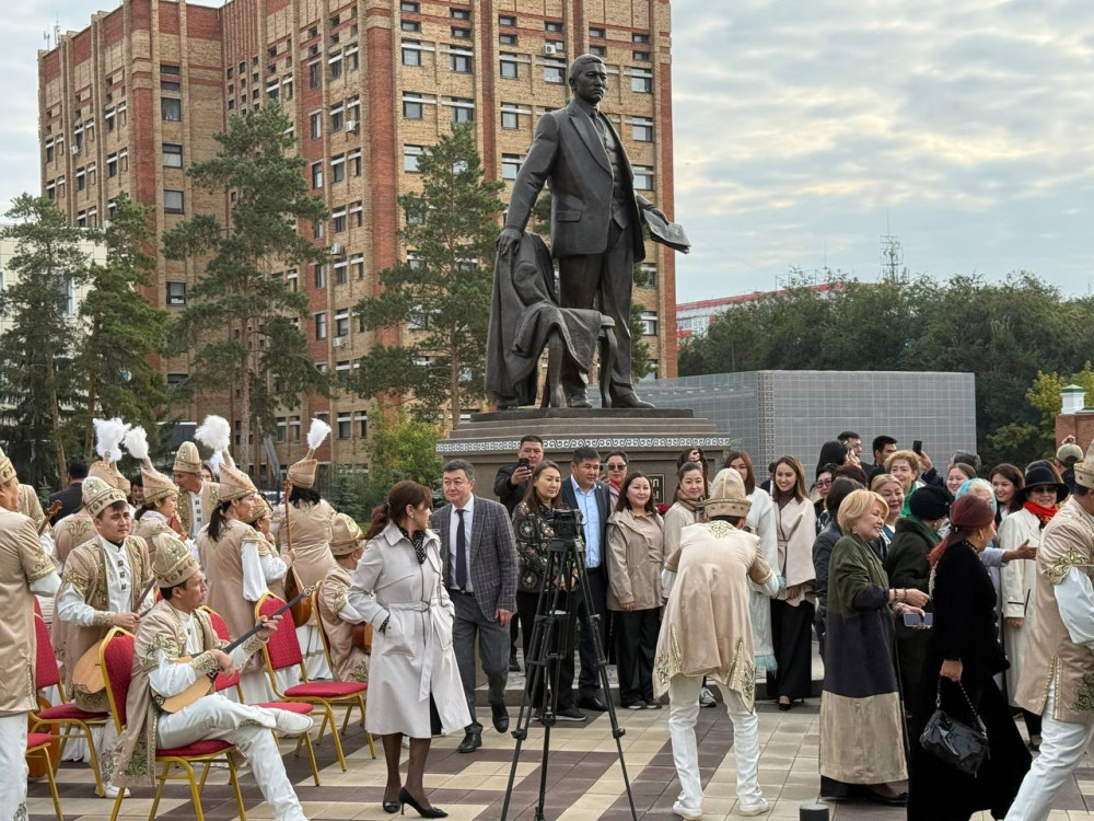 Қостанайда Міржақып Дулатұлына алғашқы ескерткіш орнатылды