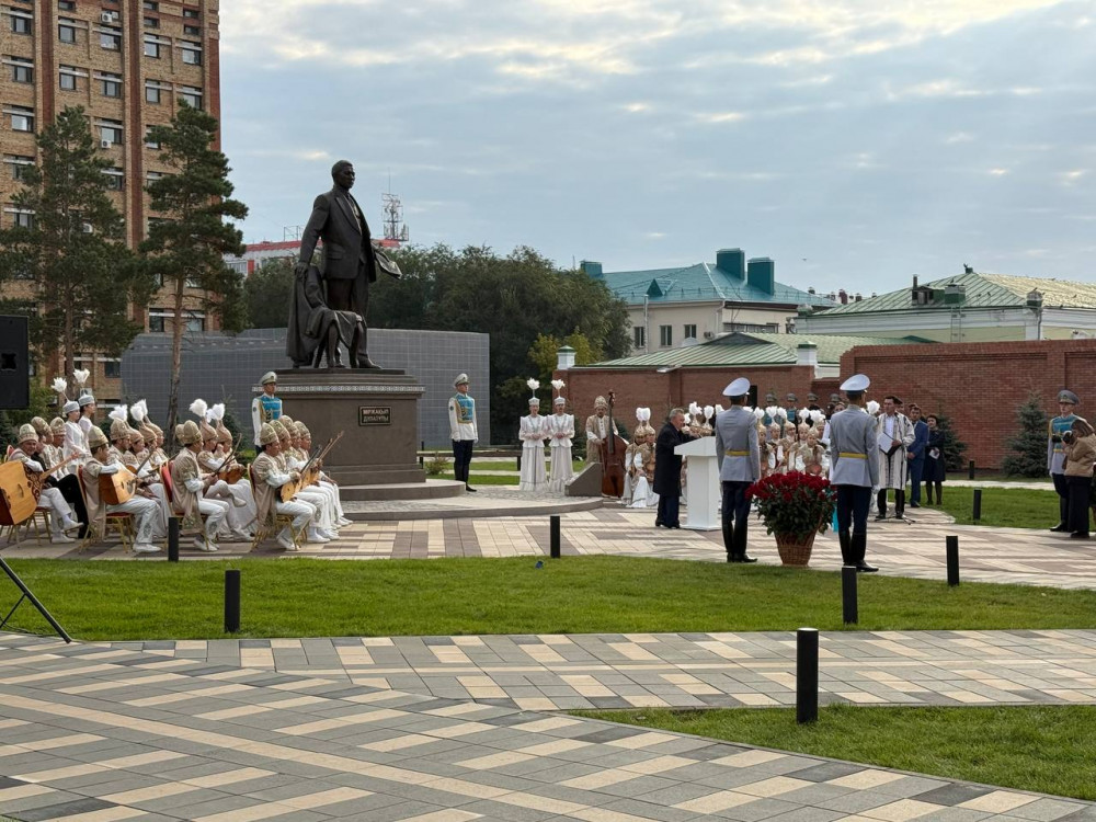 Қостанайда Міржақып Дулатұлына алғашқы ескерткіш орнатылды