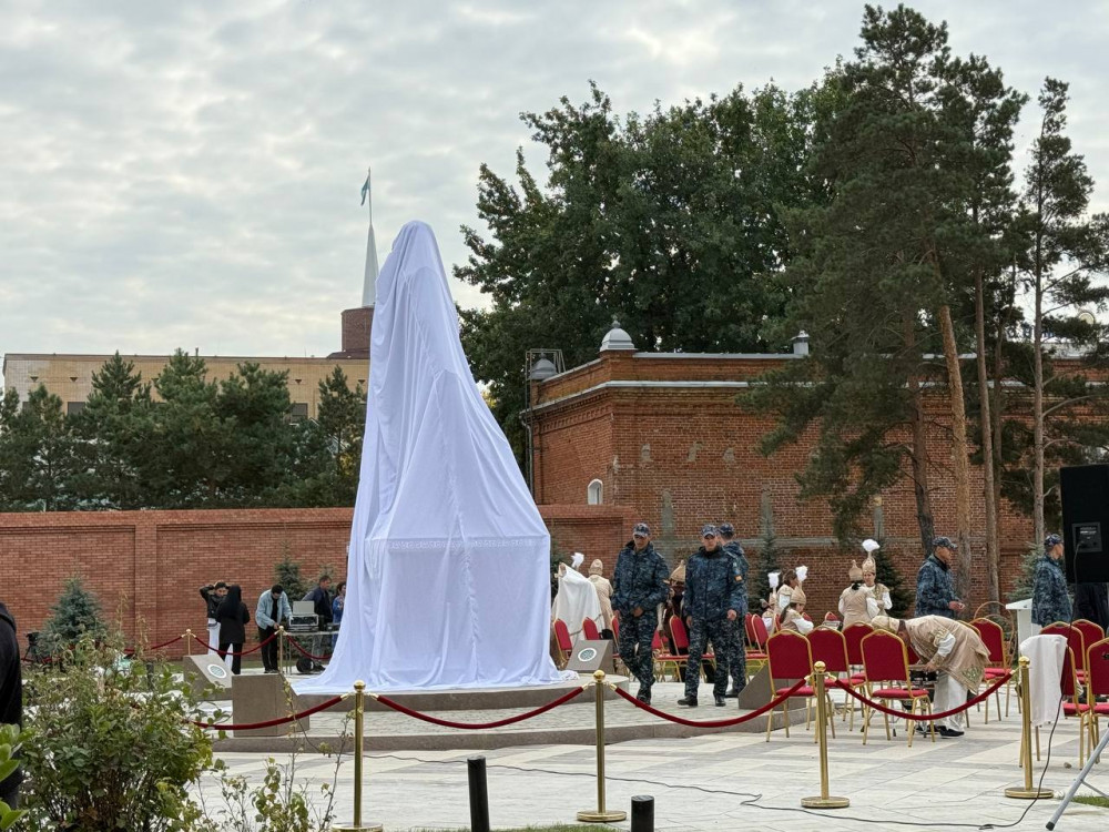 Қостанайда Міржақып Дулатұлына алғашқы ескерткіш орнатылды