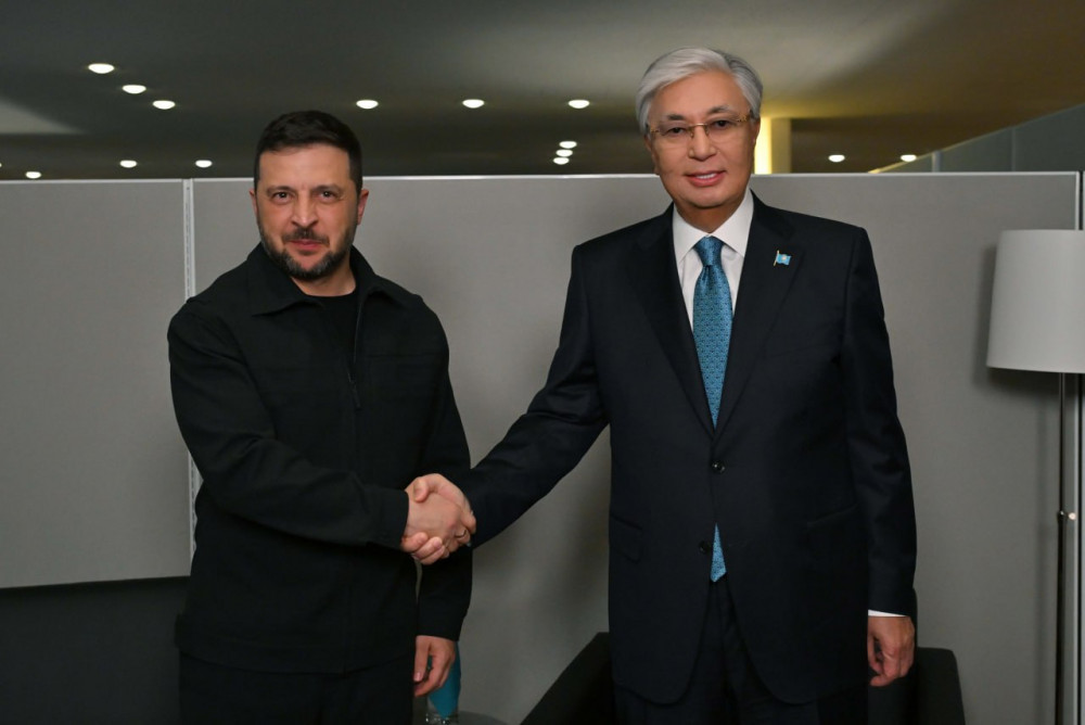 Әлемде: Тоқаевтың экобастамасы, Трамптың қатаң сыны, Зеленскийдің шешімі